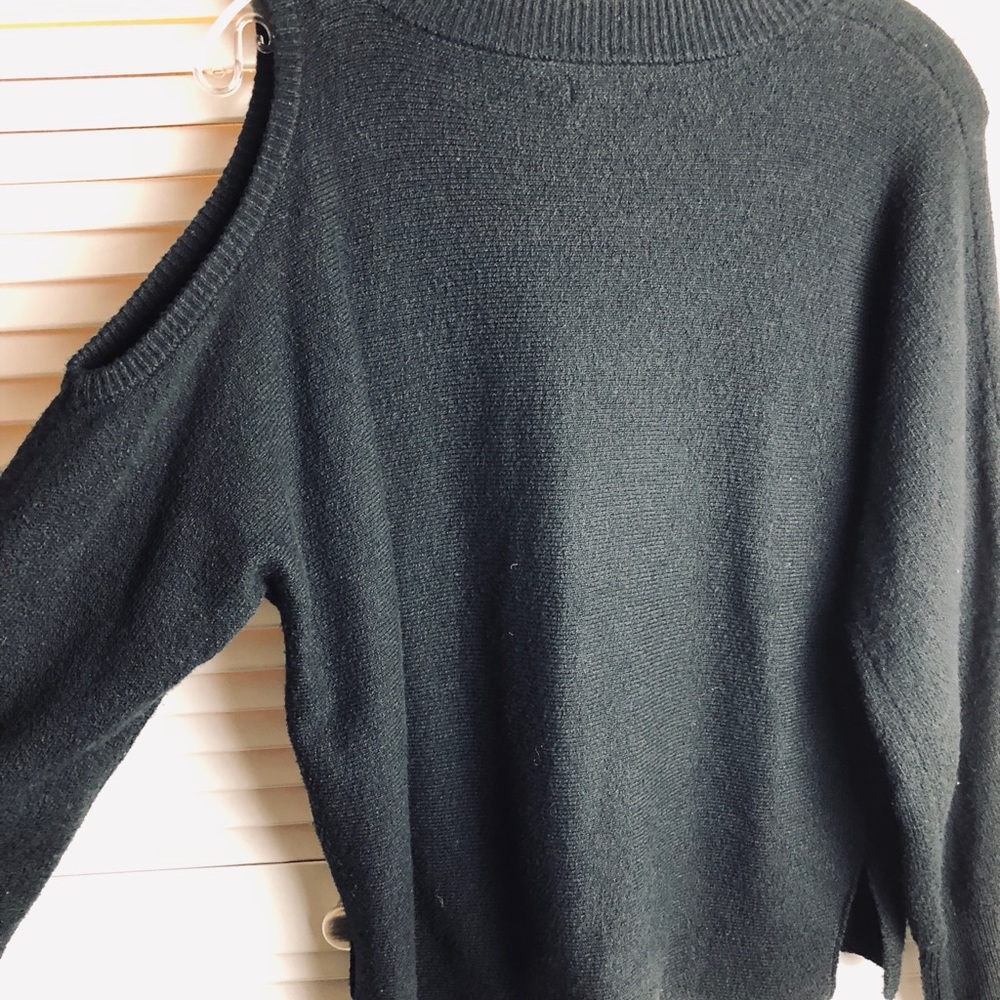 WHO WHAT WEAR COLD SHOULDER ON ONE SIDE/SWEATER